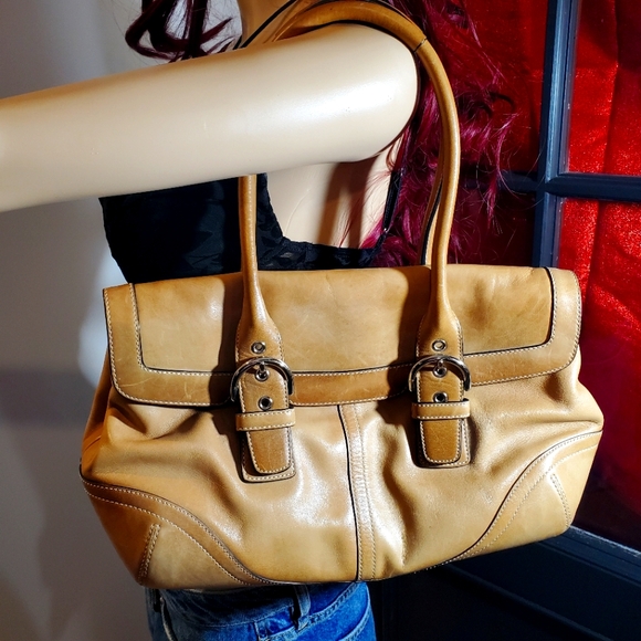 Coach Handbags - Coach Vintage Tan Hampton Soho Double Buckle Bag